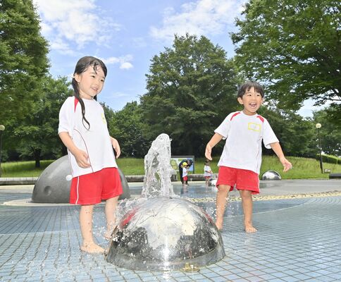 梅雨明けして青空が広がる中、水遊びを楽しむ子供たち＝18日午後０時30分、宇都宮市白沢町