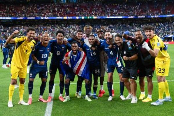 　決勝トーナメント進出を決め、喜ぶカボベルデの選手たち。左端はＧＫボジニャ＝ヒューストン（ゲッティ＝共同）