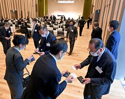 新春の集いで名刺交換をする出席者ら＝12日午後３時20分、宇都宮市宮みらい