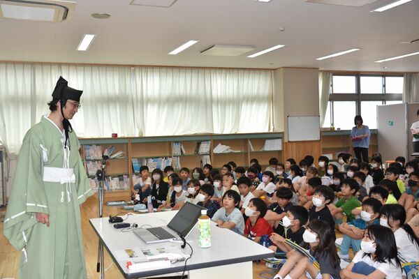重藤さん（左）の説明に耳を傾ける児童