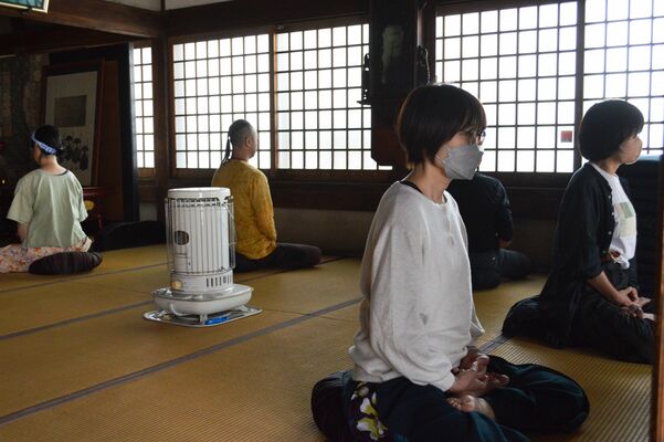 高福寺で座禅をする参加者ら
