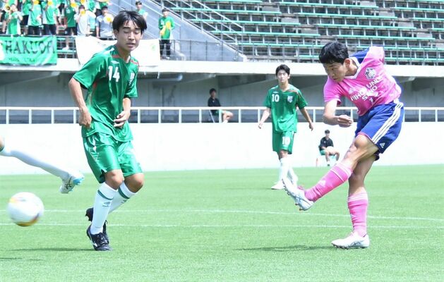 サッカー男子　佐野日大－白鴎足利準決勝　前半22分、佐野日大のＭＦ成田（右）がシュートを決める＝県グリーンスタジアム