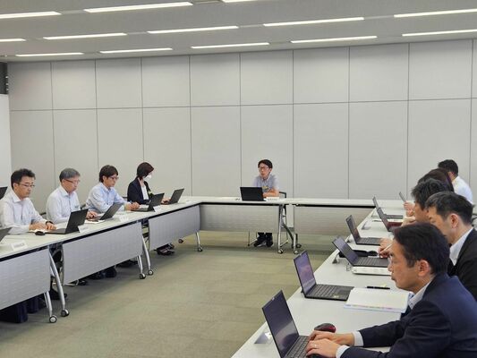県内企業などから収集した中東情勢悪化に伴う影響について情報共有する県幹部ら＝７日午後、県庁