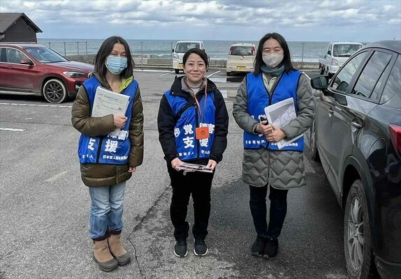 被災地で視覚障害者の支援に当たった渡辺さん（中央）。両隣はチームを組んだ歩行訓練士＝１月28日、石川県珠洲市
