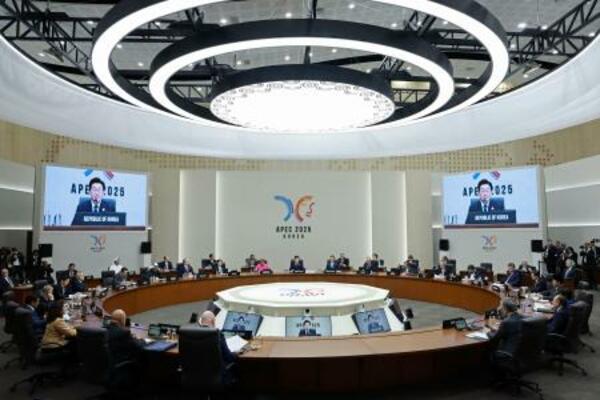 韓国・慶州で開幕したAPEC首脳会議の会合=31日(AP=共同)