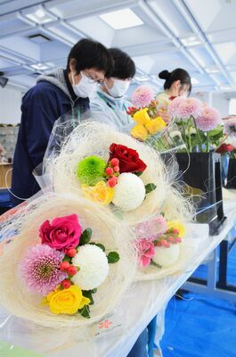 障スポの金メダリストに贈られるビクトリーブーケ＝２８日午前、宇都宮市清原工業団地