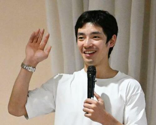 　花巻東高の生徒への特別授業を行う体操金メダリストの白井健三さん＝３日午後、岩手県花巻市