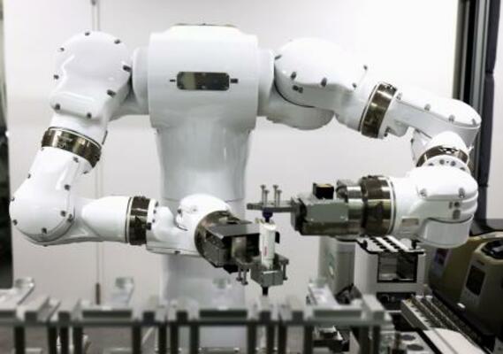 　「ロボット未来創造センター」で披露された２本の腕を備えたロボット＝１５日午後、東京都文京区の東京科学大