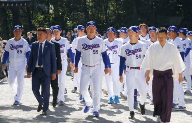 　熱田神宮を参拝する中日・井上監督（前列中央）ら＝２４日、名古屋市