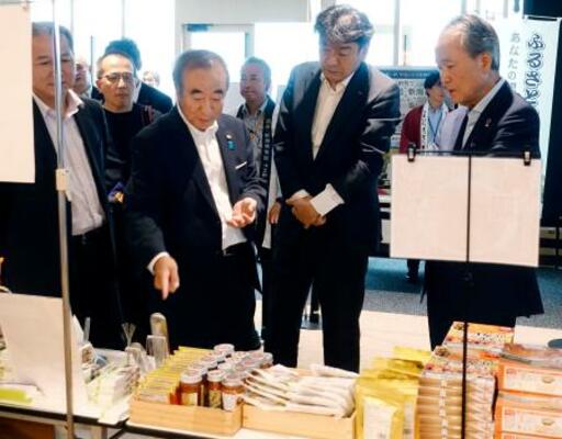 新潟県の魅力をPRするイベントに参加した経団連の筒井義信会長(右端)。左から3人目は花角英世知事=16日午後、東京都千代田区