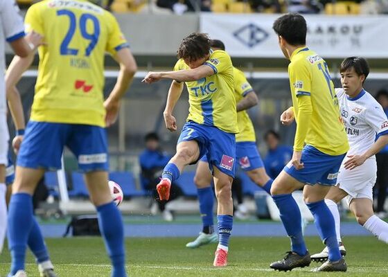 前節の大分戦。後半10分、栃木ＳＣのＭＦ石田（中央）が先制ゴールを奪う＝カンセキスタジアムとちぎ