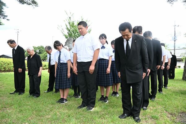 黙とうする参列者＝15日午後、那須町寺子乙