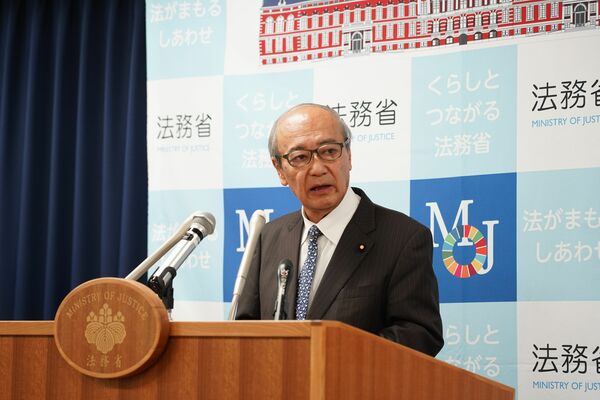 閣議後の記者会見で検討会の設置を発表する小泉法相＝19日午前、法務省