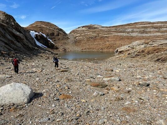 雪解け水の水たまりで行った水質調査＝2022年１月、南極