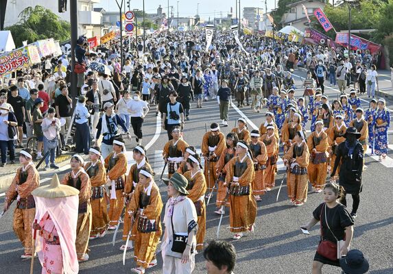 勇壮に市街地を練り歩く武者行列＝２日午後５時15分、大田原市山の手１丁目