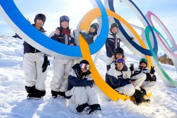 　スロープスタイルの練習を終え、写真に納まる（右上から）木村葵来と村瀬心椛ら＝リビーニョ（共同）