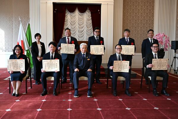 福田知事（前列中央）から表彰状を受け取った受賞者ら＝10日午後、県庁昭和館