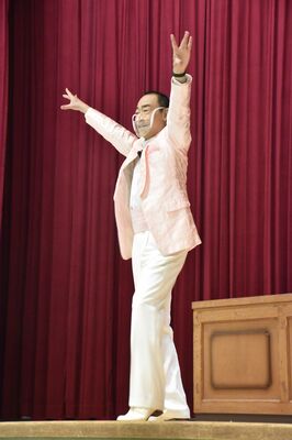 生徒たちにマツケンサンバⅡを教える真島さん