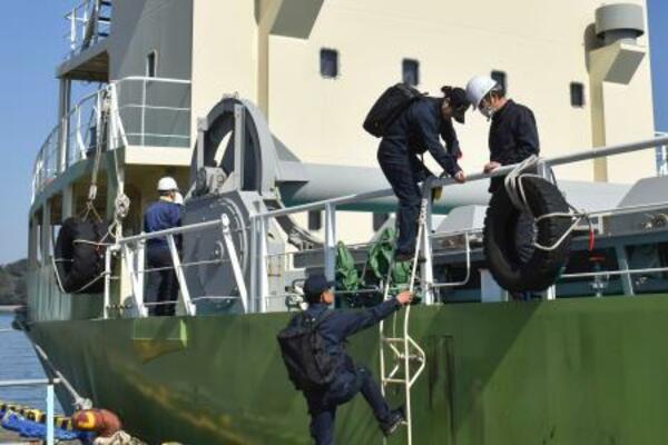 貨物船に立ち入る運輸安全委員会の船舶事故調査官=22日午後、三重県鳥羽市