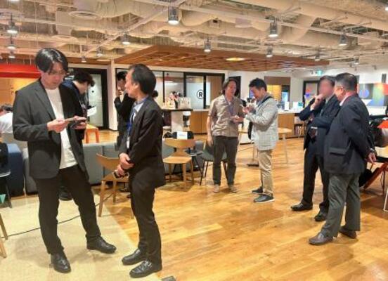 シニア層の人々と企業担当者との交流会。自分の経験や価値に気づく場ともなる=東京・京橋(一部の人物の顔をモザイク加工しています)