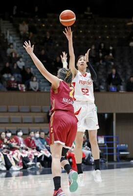 　富士通―トヨタ紡織　第１クオーター、シュートを放つ富士通・宮沢＝代々木第二体育館