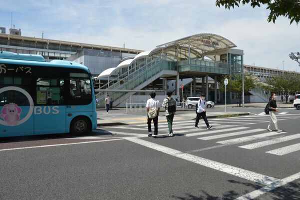 ＪＲ小山駅東口の駅前広場。歩行者は信号のない横断歩道を渡る必要がある