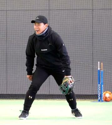 　守備練習するソフトバンク・今宮＝福岡県宮若市