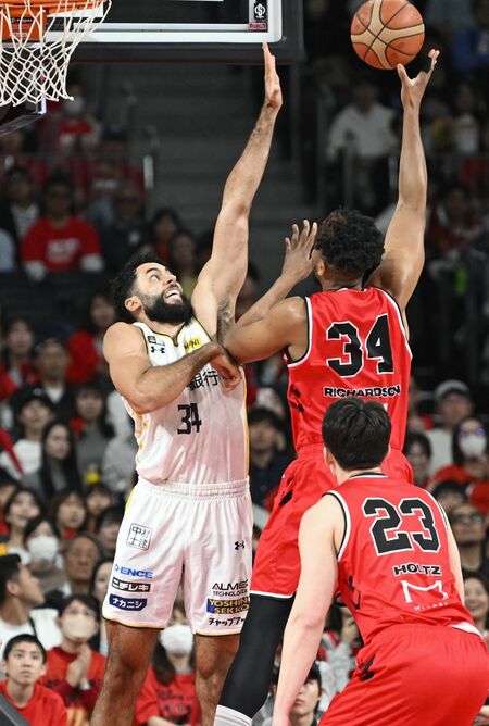 第１クオーター１分、ブレックスのジェレットがブロックショットに飛ぶ＝ＩＧアリーナ、森田大地撮影