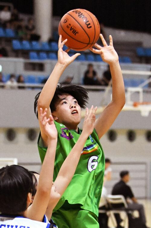 女子決勝リーグ 陽南-石橋戦 第1クオーター、陽南・高橋がシュートを決める=清原体育館