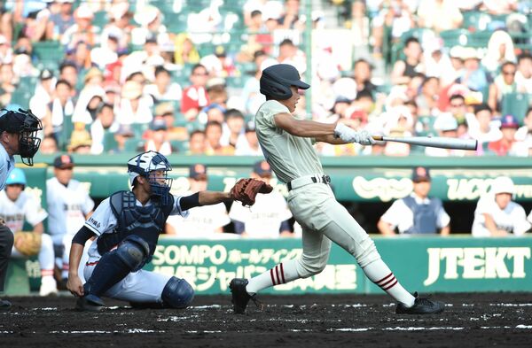 作新－木更津総合（千葉）準々決勝３回表作新２死一塁、山ノ井が右翼越えに２点本塁打を放つ＝甲子園、2016年8月18日