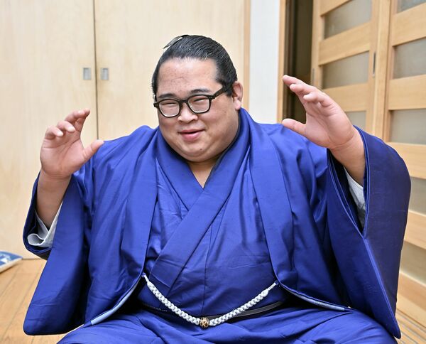 思い出話に花を咲かせ笑顔を見せる生田目関