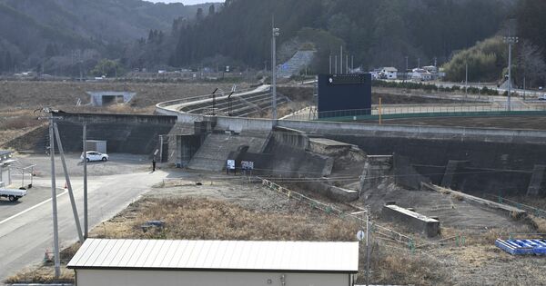 宮古市田老地区の街と海の間でかつてＸ字形に約２・４キロにわたって延びていた高さ10メートルの長大防潮堤。津波はいとも簡単に乗り越えた＝10日午後３時40分、岩手県宮古市田老川向