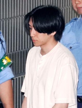 警視庁戸塚署に入る戸田雄介容疑者=17日