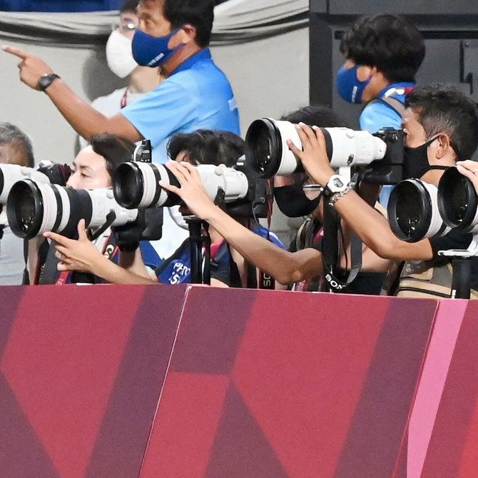 日本代表の活躍を報じるため、望遠レンズを持ったカメラマンがピッチエンドにずらりと並んだ＝７月25日、埼玉スタジアム
