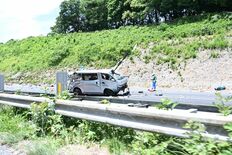 東北道で重体交通事故　普通貨物自動車が大破