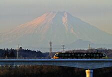 冷え込む朝　ＬＲＴと朝日に染まる富士山