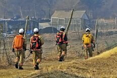 「家だけは守る」　栃木県の消防援助隊、最前線で懸命の消火活動　岩手の大…