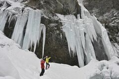 日光の庵滝氷結