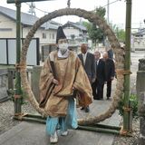 佐野・浅沼八幡宮で茅の輪くぐり　恒例夏神事で安全祈願
