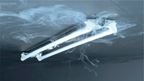 見た目はピカピカ、中身は劣化 ~10年超え「古い蛍光灯器具」の事故に注意~