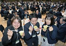 氷菓「サクレ」一斉に ぱくり　