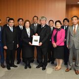 コウノトリ、連携で個体保護を　小山市長ら国に要望