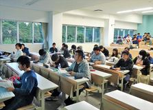 作新学院大／１８歳選挙権など学ぶ