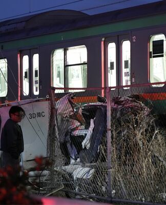埼玉県白岡市の踏切でＪＲ宇都宮線の電車と衝突し、大破した車（手前）＝１日午後５時９分