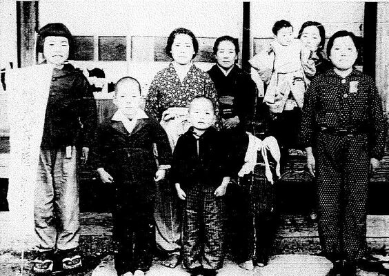 １９４４年ごろ、自宅の前で撮影された家族写真。前列左から２人目が渡辺さん