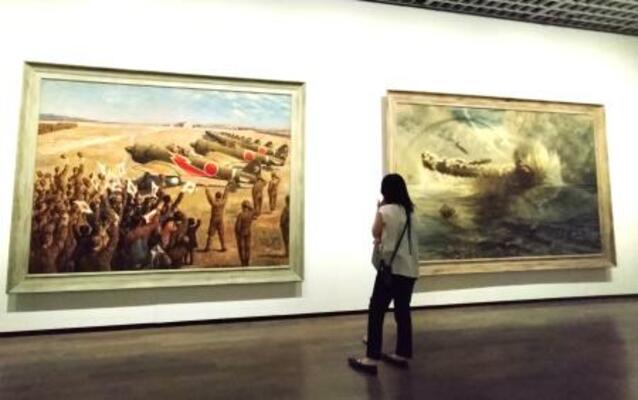 　伊原宇三郎「特攻隊内地基地を進発す（一）」（左、１９４４年、東京国立近代美術館蔵、無期限貸与）と宮本三郎「萬朶隊比島沖に奮戦す」（右、１９４５年、東京国立近代美術館蔵、無期限貸与）