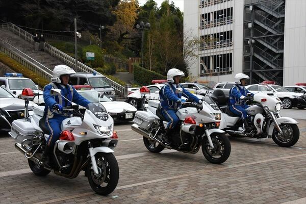 宇都宮環状線のパトロールに出発する警察官ら＝11日午前、宇都宮市馬場通り４丁目