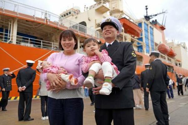 　家族との再会を喜ぶ乗組員＝２３日午前、神奈川県横須賀市