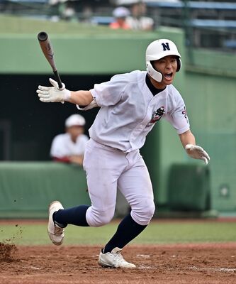 ３回、佐野日大の井上が右翼線適時三塁打を放つ＝清原