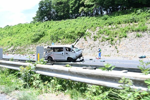 事故に遭った乗用車＝31日午前11時10分、東北自動車道下り線鹿沼インターチェンジ付近